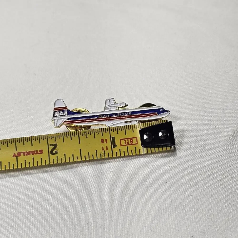 Reeve Aleutian Airways (RAA) Lockheed L-188 Electra Turboprop Airliner Lapel Pin - Picture 2 of 3